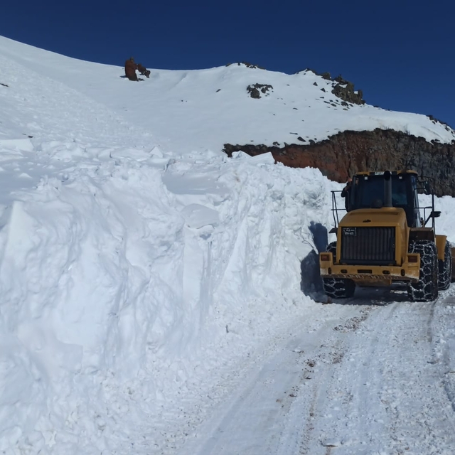 Van'da ekipler tipiden kapanan mezra yolunu açarak su şebekesini onardı