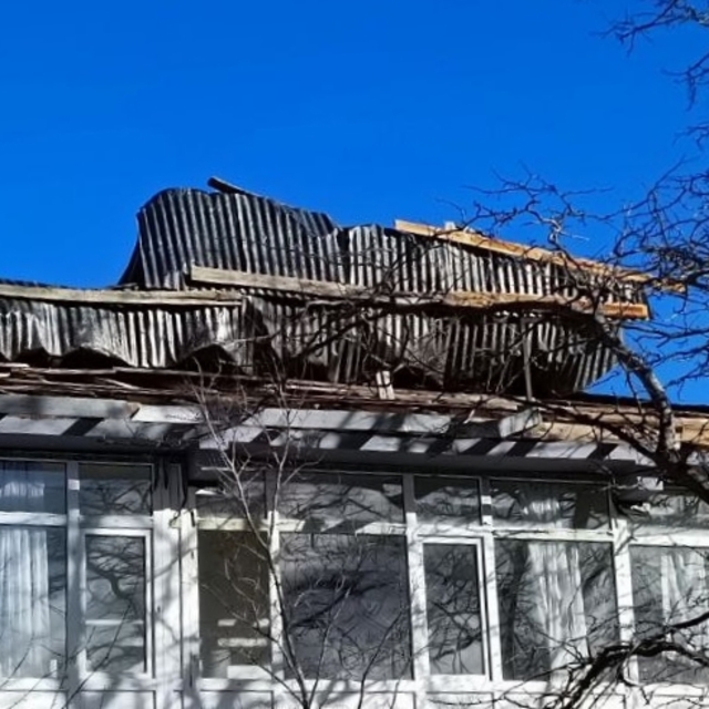 Kars'ta şiddetli rüzgar nedeniyle çatılar zarar gördü