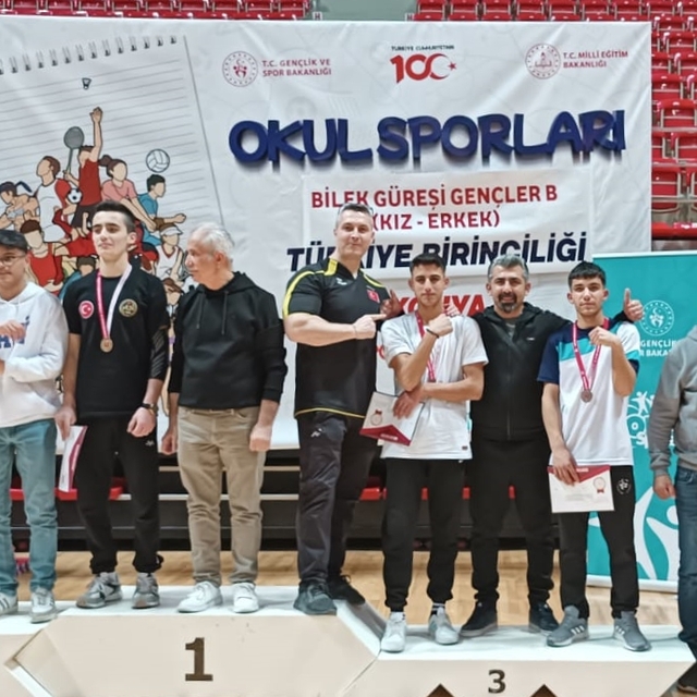 Mecitözü'nden öğrenciler bilek güreşinde derece elde etti