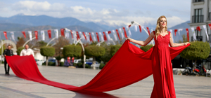 Özel tasarlanan 100 metre kuyruklu kırmızı gelinlik, Fethiye'de tanıtıldı