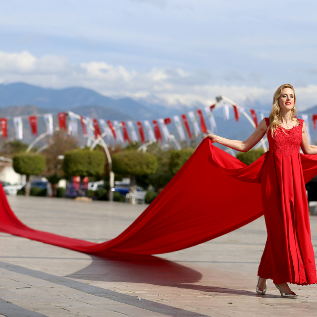 Özel tasarlanan 100 metre kuyruklu kırmızı gelinlik, Fethiye'de tanıtıldı