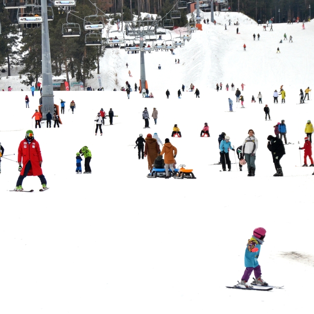 Sarıkamış Kayak Merkezi'nde hafta sonu yoğunluk yaşandı