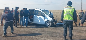 Sivas'ta iki hafif ticari araç çarpıştı, 1 kişi öldü, 1 kişi yaralandı