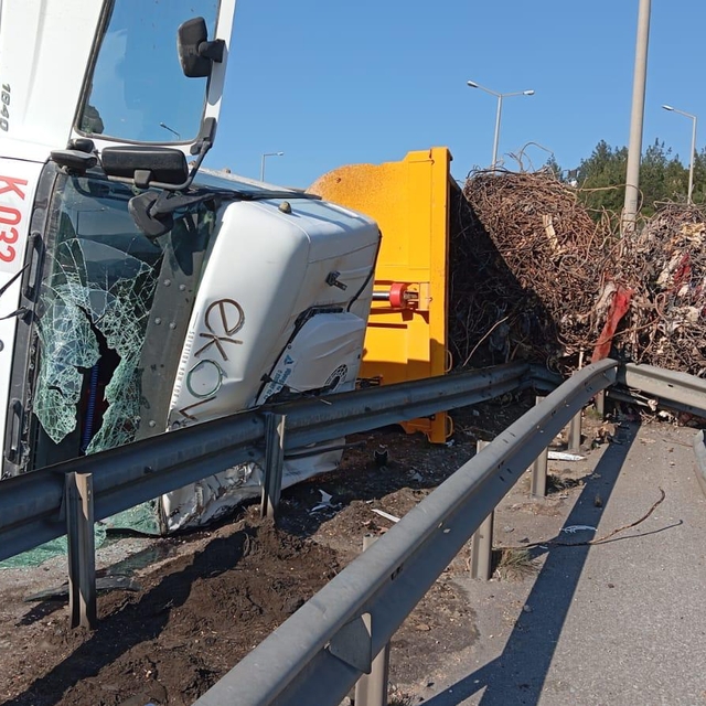 Hatay'da devrilen tırın sürücüsü yaralandı
