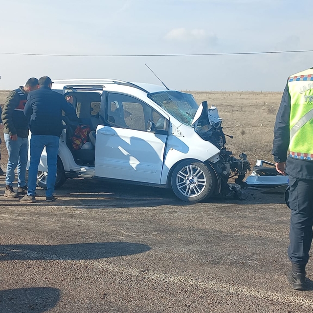 Sivas'ta iki hafif ticari araç çarpıştı, 1 kişi öldü, 1 kişi yaralandı