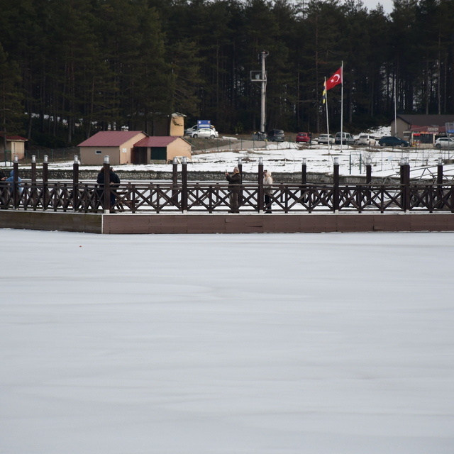 Düzce'de şubatta sıcak havayı fırsat bilenler sahile akın etti