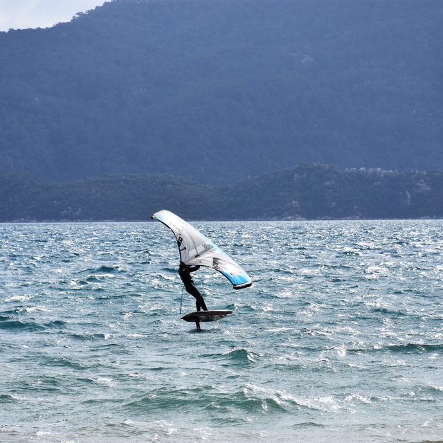 Marmaris'te adrenalin tutkunları keşişlemede sörf yaptı