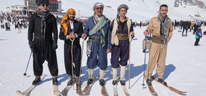 Şemdinlili gençler yöresel kıyafetleri ve tahta kayak takımlarıyla kar fest...