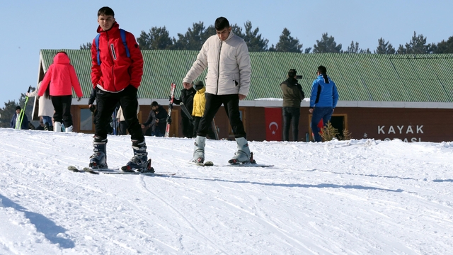 Yalnızçam Kayak Merkezi'nde hafta sonu yoğunluğu yaşandı
