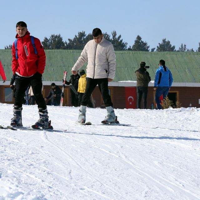 Yalnızçam Kayak Merkezi'nde hafta sonu yoğunluğu yaşandı