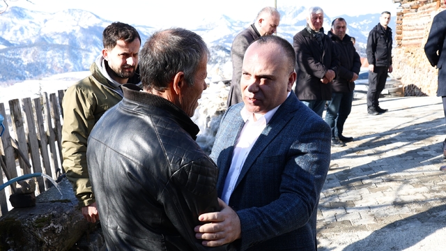 Artvin Valisi Ünsal çığ altında kalan operatörün ailesini ziyaret etti
