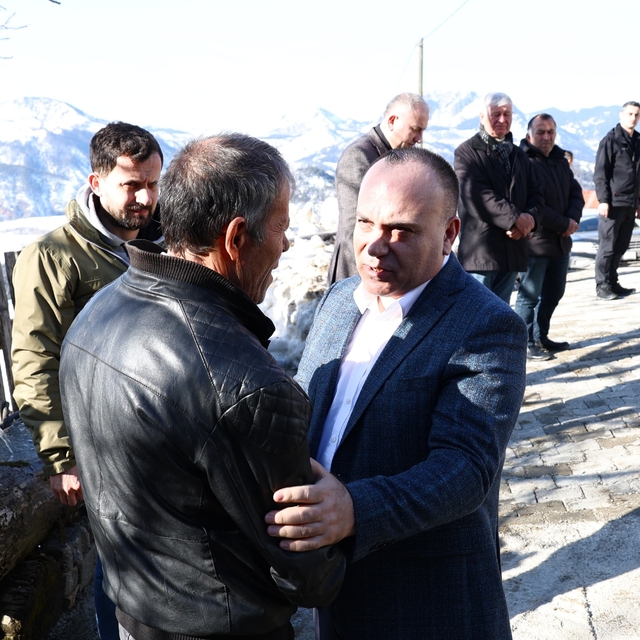 Artvin Valisi Ünsal çığ altında kalan operatörün ailesini ziyaret etti