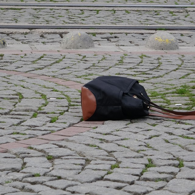 Tramvay yolu kenarındaki çanta fünye ile patlatıldı