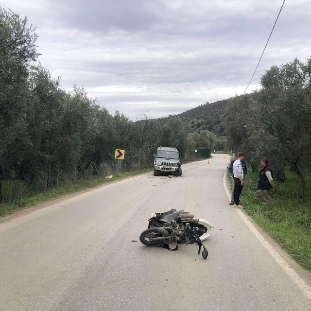 Şerit ihlali yaparak cipe çarpan motosikletli öldü
