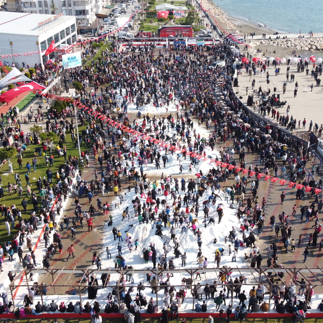 Mersin sahiline kamyonlarla taşınan karla şenlik düzenlendi