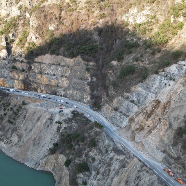 Heyelan nedeniyle kapanan Artvin-Hopa kara yolunda çalışmalar sürüyor