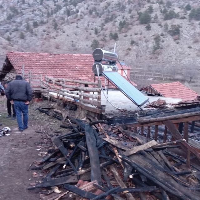 Çorum'da çatısı yanan evde hasar oluştu