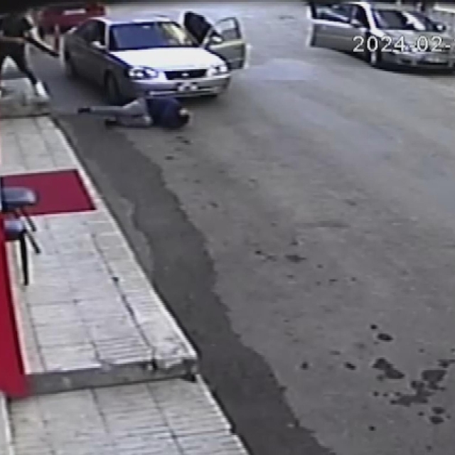 Husumetlisini silahla yaraladı, o anlar güvenlik kamerasına yansıdı