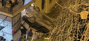 Muğla'da, evin balkonuna düşen otomobildeki 2 kişi yaralandı