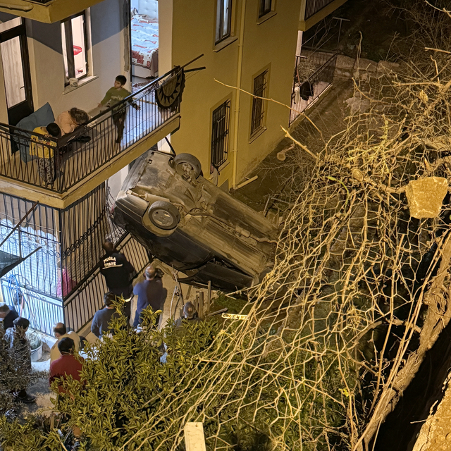 Muğla'da, evin balkonuna düşen otomobildeki 2 kişi yaralandı