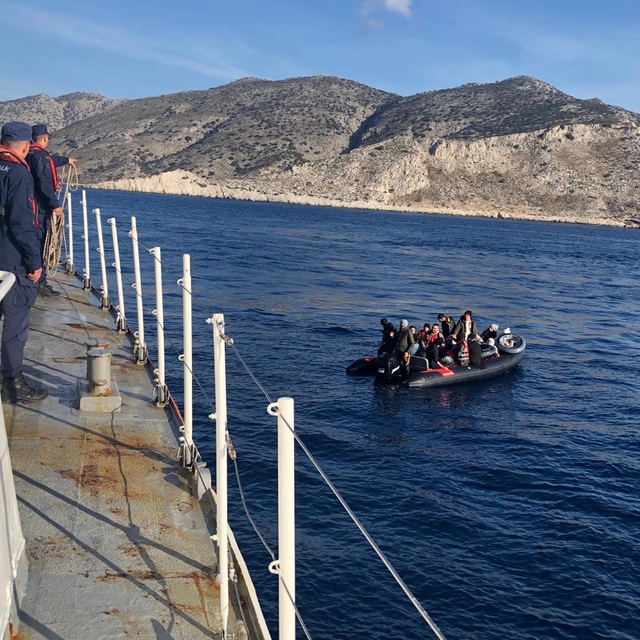 Marmaris'te 15 kaçak göçmen kurtarıldı, 1 kişi gözaltında