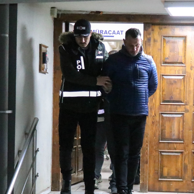 İzmir'de suç gelirlerinin aklanmasına yönelik operasyonda yakalananlardan 5...