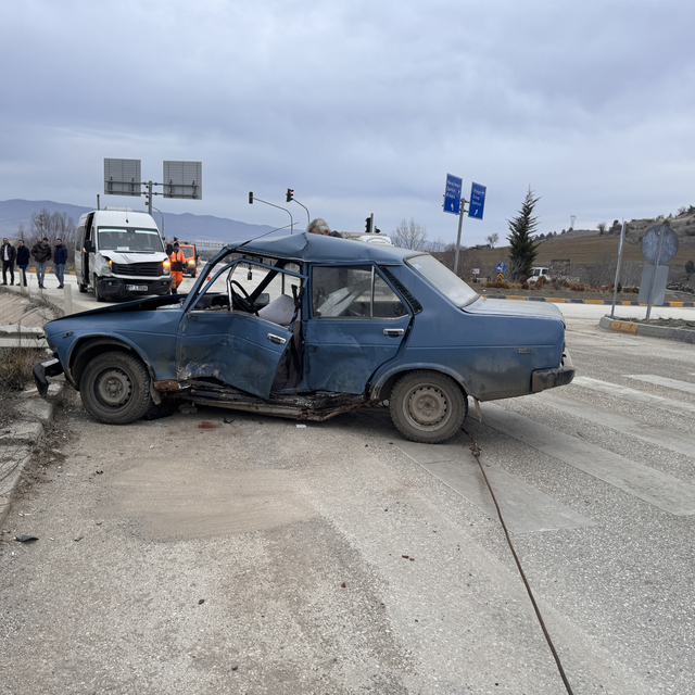 Kastamonu'da servis minibüsü ile otomobilin çarpıştığı kazada 6 kişi yarala...