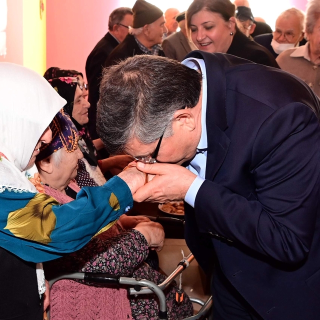 Sinop Valisi Özarslan huzurevi sakinlerini ziyaret etti