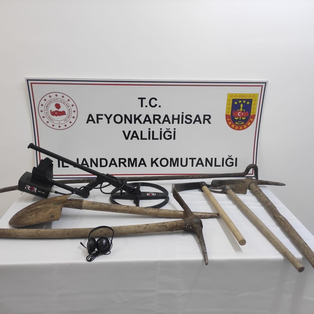 Afyonkarahisar'da kaçak kazı yapan 5 şüpheli yakalandı