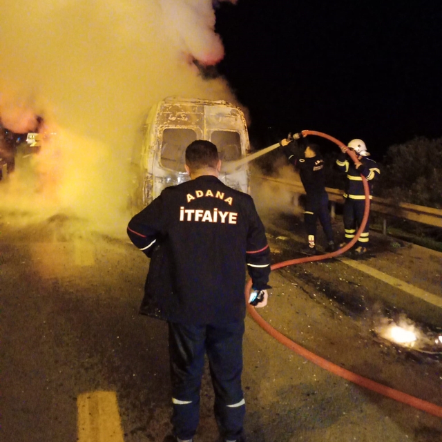 Adana'da minibüste çıkan yangın söndürüldü
