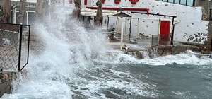 Bodrum'da kuvvetli fırtına; dalgaların boyu 3 metreyi aştı