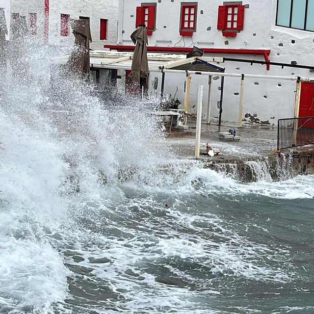 Bodrum'da kuvvetli fırtına; dalgaların boyu 3 metreyi aştı