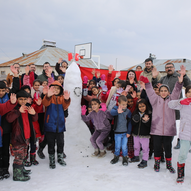 Ercişli öğrenciler Türkiye'nin ilk astronotu Gezeravcı'yı okullarında görme...