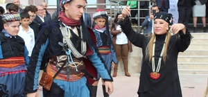 Bedia Akartürk, memleketi Ödemiş'te öğrencilerle buluştu