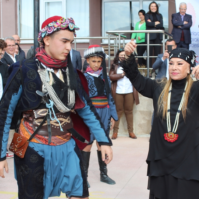 Bedia Akartürk, memleketi Ödemiş'te öğrencilerle buluştu