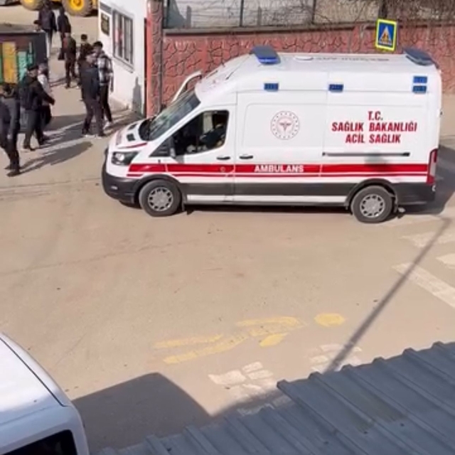 Okuldan çıkmasını isteyen nöbetçi öğretmeni bıçakladı