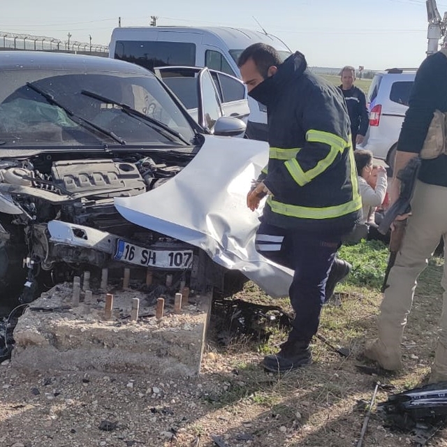 Otomobille hafif ticari araç çarpıştı: 1'i bebek, 6 yaralı