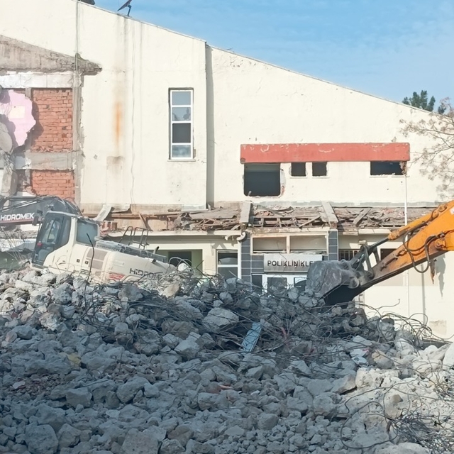 Diyarbakır'da eski hastane binası yıkılıyor