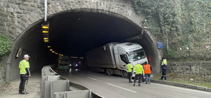Trabzon'da tünel duvarına çarpan tırın sürücüsü yaralandı