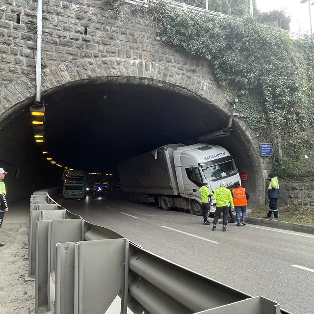 Trabzon'da tünel duvarına çarpan tırın sürücüsü yaralandı