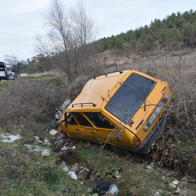 Sinop'ta su kanalına devrilen otomobilin sürücüsü yaralandı