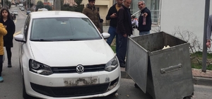 Öğretmenin otomobille çarptığı çöp konteyneri, 4 öğrenciyle 1 veliyi yarala...