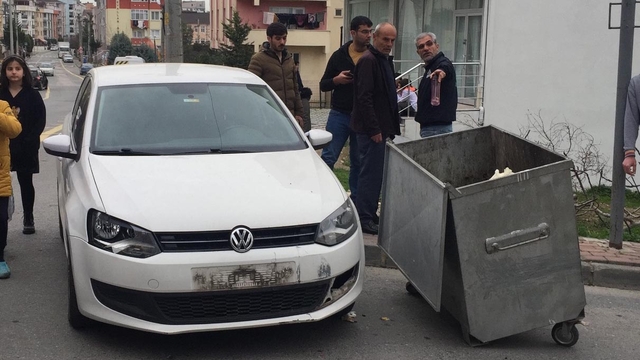 Öğretmenin otomobille çarptığı çöp konteyneri, 4 öğrenciyle 1 veliyi yaraladı
