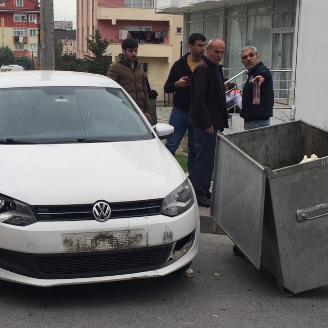 Öğretmenin otomobille çarptığı çöp konteyneri, 4 öğrenciyle 1 veliyi yarala...