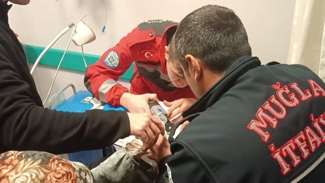 Muğla'da parmakta sıkışan yüzüğü hastaneye çağrılan itfaiye çıkardı