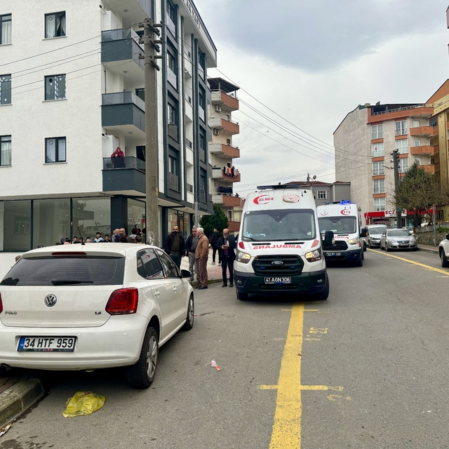 Kocaeli'de otomobille çöp konteynerinin karıştığı kazada 5 kişi yaralandı