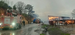 Çanakkale'de yıldırım isabet eden ahırdaki saman balyaları yandı