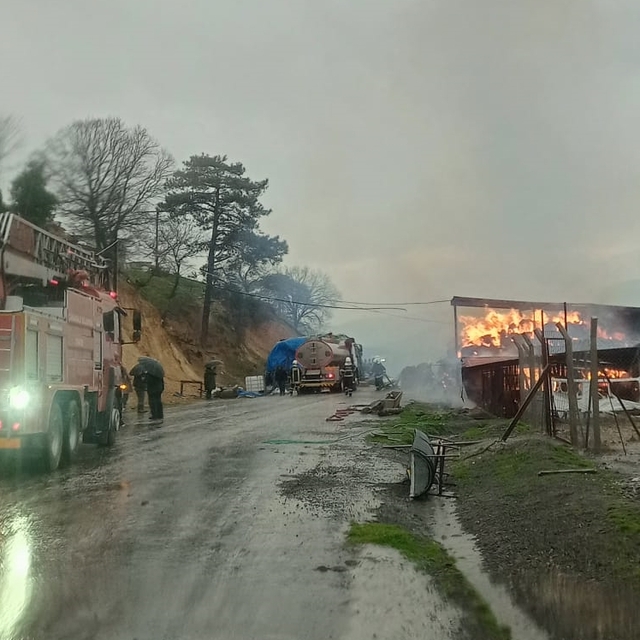 Çanakkale'de yıldırım isabet eden ahırdaki saman balyaları yandı