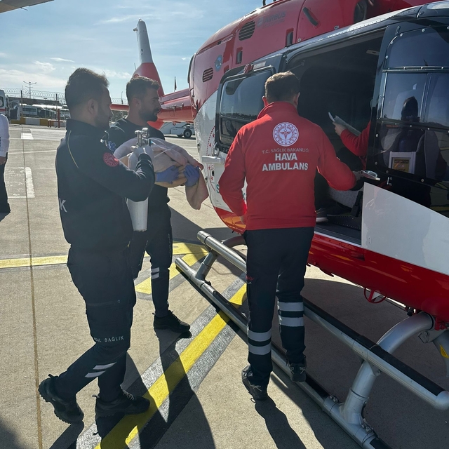 Şırnak'ta solunum yetmezliği bulunan bebek ambulans helikopterle Elazığ'a s...