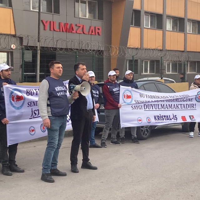 Sendikalaşma faaliyeti nedeniyle işten çıkarılan arkadaşları için eylem yap...